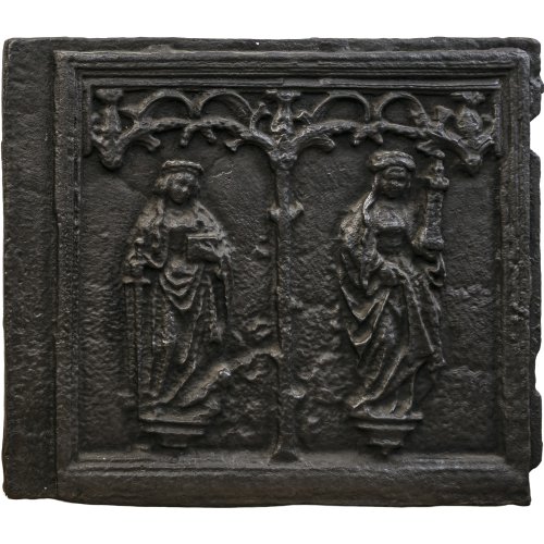 Ofenplatte. Gusseisen. Gotisierender Rahmen mit den beiden Heiligen Barbara und Katharina. 53 x 61 cm.