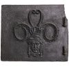 Kleine Ofentür. Eisenguss, geschwärzt. Mit Maskaron und Blattornament. Besch. (eine Ecke fehlt). 24 x 29 cm.