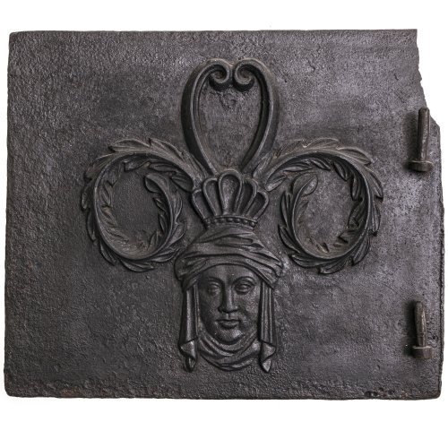 Kleine Ofentür. Eisenguss, geschwärzt. Mit Maskaron und Blattornament. Besch. (eine Ecke fehlt). 24 x 29 cm.
