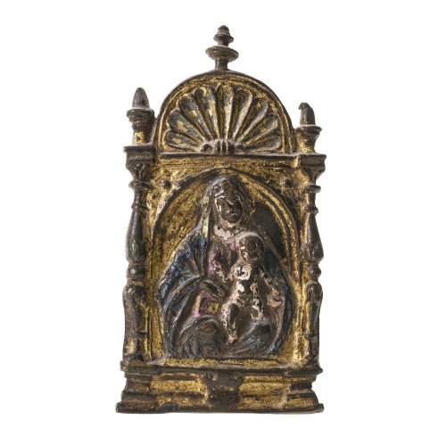 Kusstafel. Eisenguss, farbig und gold bemalt. Maria mit Kind  im Portalrahmen, rückseitig Griff. Berieben. 17 x 9 cm.