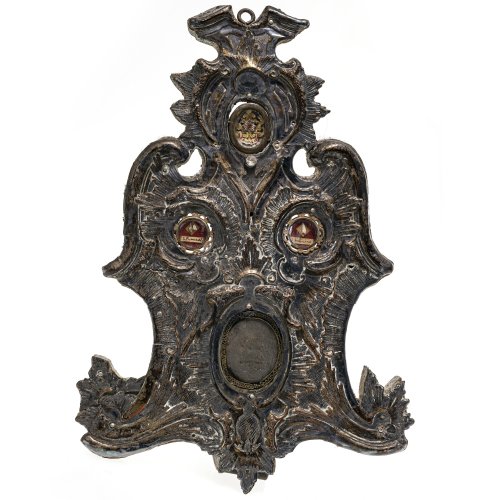 Reliquientafel. Holz, versilberte Kupferblechauflage, Aussparungen für Reliquien und Wachsmedaillon. Besch., berieben., erg.