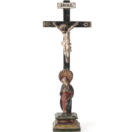 Kleines Standkreuz. Holz, farbig bemalt. Bayern. Besch., rep. H. 29 cm.