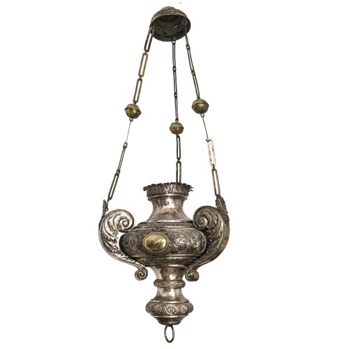 Ewig-Licht-Ampel. Weißmetall. Volutendekor. Alterungsspuren, ohne Glaseinsatz. H. 110 cm, ø ca. 35 cm.