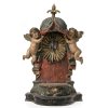 Baldachin-Konsole mit Putten. Italien. Holz, übergangene Farb- und Goldfassung. Besch., rest. H. 54 cm.