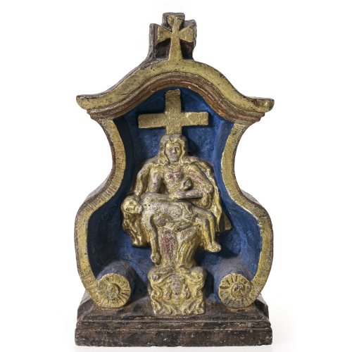 Marterl (Bildstock). Steinguss, farbig bemalt. Pietà. Verwitterungsspuren. H. 35 cm.