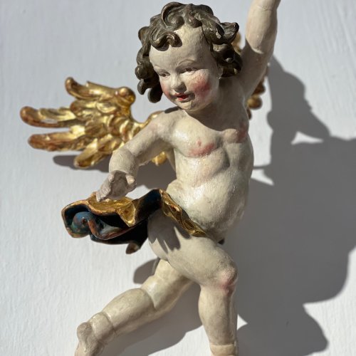 Engel. Holz, übergangene Fassung. H. 37 cm.