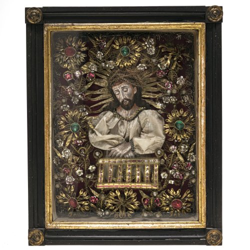 Kastenbild-Klosterarbeit. Süddt., 18./19. Jh. Darstellung des Gegeißelten. Kolorierter Kupferstich und Textil. Umgeben von einer Blütenentourage aus (Gold-) Draht mit Farbsteinbesatz. Maße des Kastens 33 x 27 x 6,5 cm. Minim. Alterungsspuren.