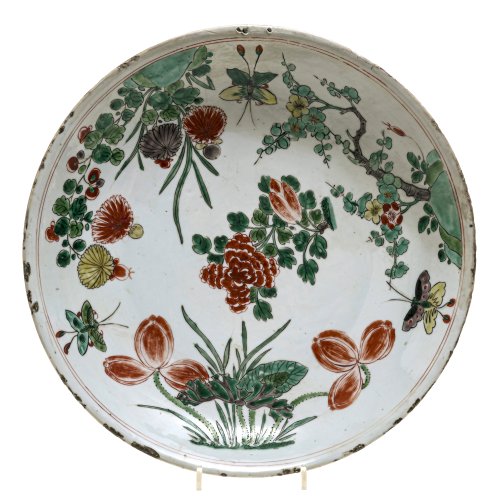 Porzellanteller. China. Porzellan, farbig staffiert. Florales Dekor mit Schmetterlingen. ø 34 cm. Unterglasurblaue Klangstein-Marke im Doppelring. Best.