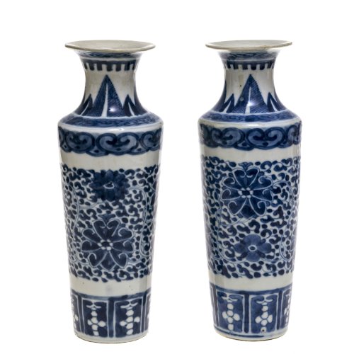 Zwei Vasen. China, 19./20 Jh. Porzellan, Blaumalerei. Florales Dekor. Am Boden Marke. H. ca. 25,3 cm. Berieben, rest., eine Vase mit kleinem Riss am Hals.