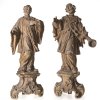 Johannes von Nepomuk und Apostel. Holz, ungefasst. Besch., Teile fehlen, erg. H. 41-42 cm.