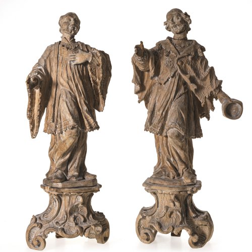 Johannes von Nepomuk und Apostel. Holz, ungefasst. Besch., Teile fehlen, erg. H. 41-42 cm.