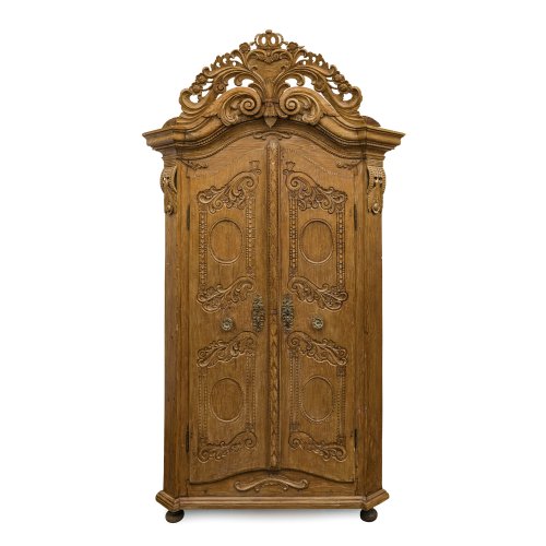 Bauernschrank, Irschenberg. Holz, ungefasst, geschnitzt. 206 x 120 x 43 cm. Min. best., rest., Risse.