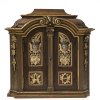 Tabernakelkästchen. Deutsch. Holz, furniert, plastischer Engelskopfdekor. Ohne Schlüssel, Rückwand  und Teile fehlen, Alterungsspuren. 45 x 49,5 x 32 cm.