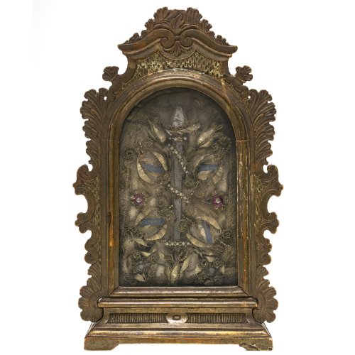 Klosterarbeit. Geschnitzter Rahmen. Mittig Kreuznagel Christi, umgeben von Golddraht und .40 x 24,5 cm. Best.