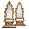 Ein Paar Standrahmen (ehemals Altarpyramiden). Süddeutsch. Holz, übergangene Fassung. Best., rest., Spiegelglas erg. H., je ca. 42 cm.