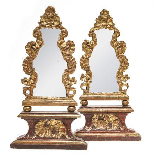 Ein Paar Standrahmen (ehemals Altarpyramiden). Süddeutsch. Holz, übergangene Fassung. Best., rest., Spiegelglas erg. H., je ca. 42 cm.