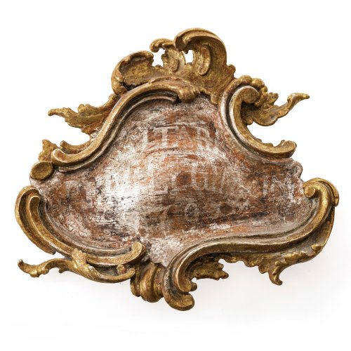 Wandkartusche. Holz, geschnitzt, übergangene Vergoldung. Berieben. H. 44 cm.