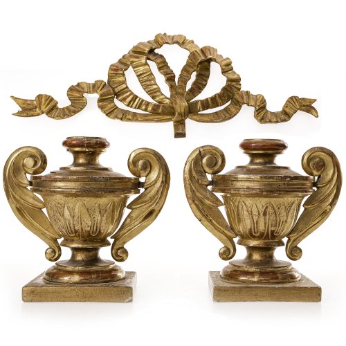 Ein Paar Altarvasen. Holz, vergoldet. Besch., rep. Ohne Blumen. H. 16 cm. Dabei Schleifenbekrönung.