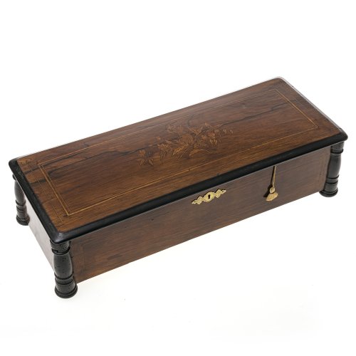 Musikspieldose. Firma Karrer Teufenthal, (Aargau/Schweiz), ca. 1860, zugeschrieben.  Mandoline/Zither. Holz, teilweise Intarsien, schwarzer Lack. 14 x 58 x 23 cm. Besch., in der Schweiz vor ca. 15 Jahren fachmännisch überholt.
