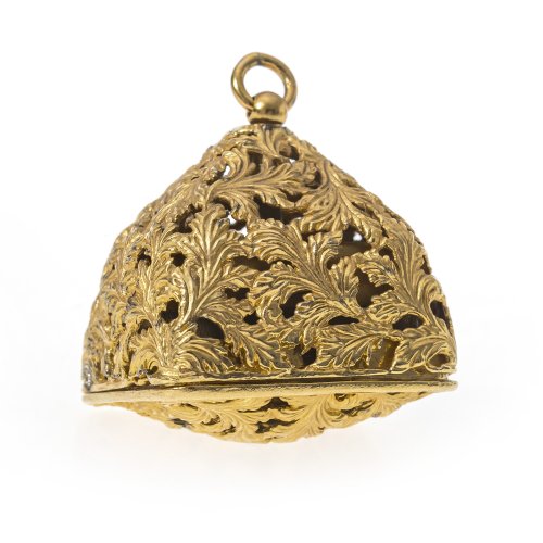 Anhänger mit Spieluhr. Vergoldet, filigran durchbrochen. Firma Reuge. Überholungsbedürftig. H. 3,5 cm.