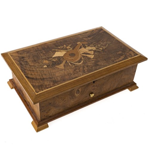 Musikspieldose. Reuge, 20. Jh. Holz, teilw. intarsiert. Swiss Musical Movement. 10,5 x 29 x 18 cm.