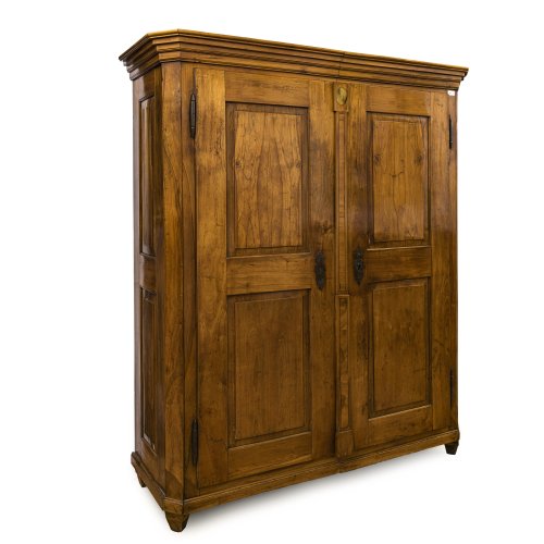 Schrank. Österreich, 19. Jh. Nussbaum furniert. 178,5 x 143 x 49,5 cm. Gebrauchsspuren.