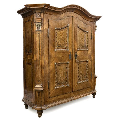 Schrank, Süddeutsch, Ende 18. Jh. Zweitürig. Nussbaum, furniert. Besch., rest. 208 x 170 x 78 cm.