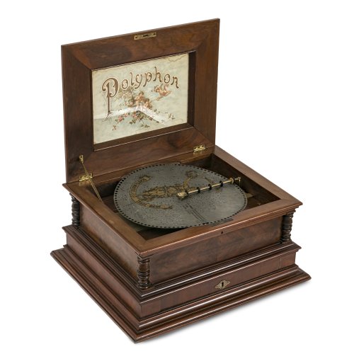 Polyphon-Musikspieldose. Deutsch, 19./20. Jh. Hersteller Polyphon-Musikwerke AG (mit Schutzmarke). Mit originalem Kurbelantrieb. Zusätzlich 39 Lochplatten, alte und neue. Furnier besch., in der Schweiz vor ca. 15 Jahren fachmännisch überholt. 1 Gehäuseschlüssel, 2. Gehäuseschlüssel für Schublade fehlt. 32 x 62 x 51 cm.