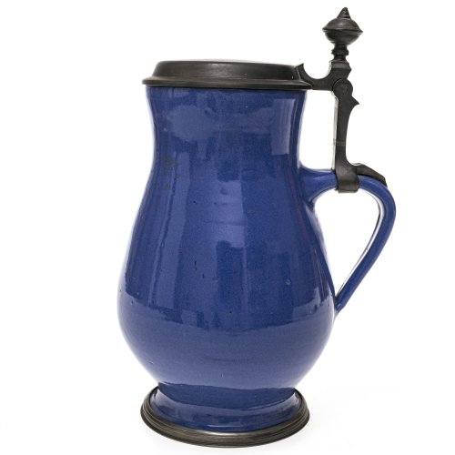 Kleiner Birnkrug. Kröning. Kobaltblaue Glasur, mit Zinndeckel. H. 23 cm.