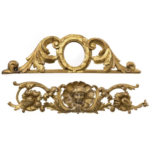 Zwei Supraporten. Holz, geschnitzt, mit Engelskopfdekor bzw. Spiegeleinlage. Besch., rest. L. 81-83 cm.