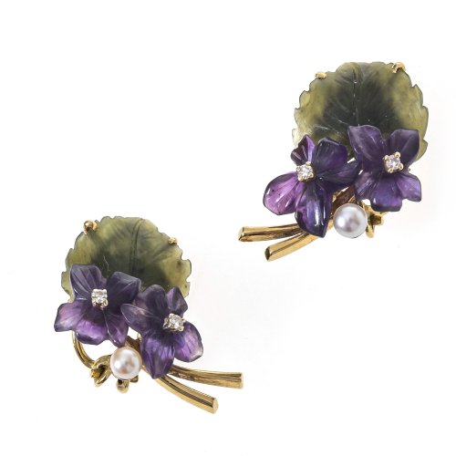 Ein Paar Ohrstecker. In Form von Veilchenbouquets, Jade, Amethyst, Perlen, Diamanten. L. 2,5 cm.