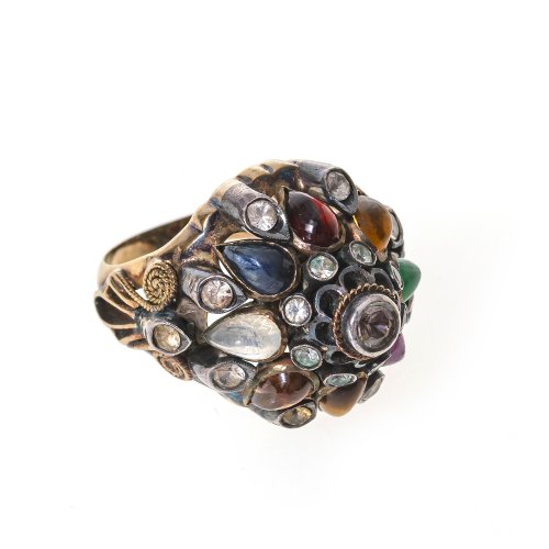 Ring. GG, Krone mit buntem Farbsteinbesatz. Orient.