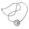 Kette mit Anhänger. Perlenhalbschale mit Diamantentourage.