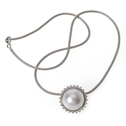 Kette mit Anhänger. Perlenhalbschale mit Diamantentourage.