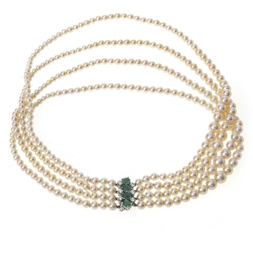 Perlencollier, vierreihig. Zierschließe mit Smaragd- und Diamantbesatz.