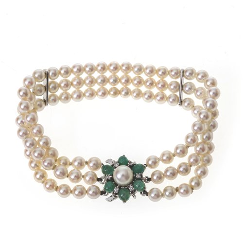 Perlenarmband, dreireihig. Zierschließe mit Smaragd- und Diamantbesatz.