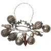 Penca de Balangandan. Südamerika, 19./20. Jh. Afro-Brasilianisches Amulett. Weißblech/teilw. versilbert. Traditionelles Sklavenamulett mit zehn schützenden Symbolanhängern. L. 13,5 cm. Alterungsspuren.