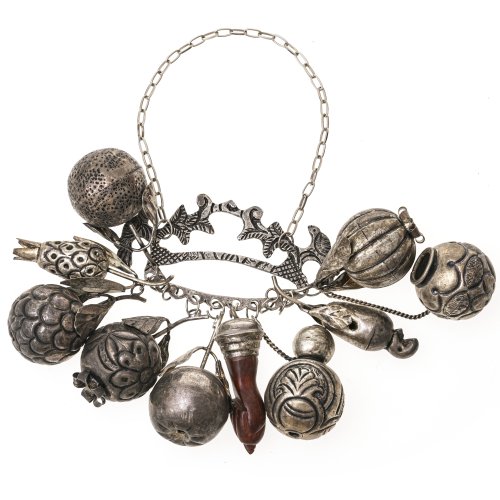 Penca de Balangandan. Südamerika, 19./20. Jh. Afro-Brasilianisches Amulett. Weißblech/teilw. versilbert. Traditionelles Sklavenamulett mit zehn schützenden Symbolanhängern. L. 13,5 cm. Alterungsspuren.