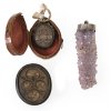 19. Jh. Zwei Reliquienkapseln, eines mit Schächtelchen und ein länglicher Anhänger aus Quarz. 4 - 8,5 cm. Alterungsspuren.