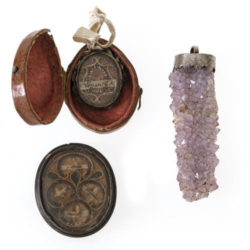 19. Jh. Zwei Reliquienkapseln, eines mit Schächtelchen und ein länglicher Anhänger aus Quarz. 4 - 8,5 cm. Alterungsspuren.