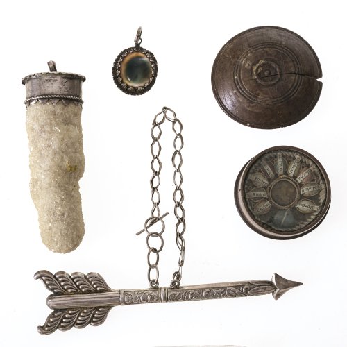 19. Jh. Ein Döschen mit Reliquien, ein Amulett aus Quarz, ein Pfeil zum Aufschrauben und eine 