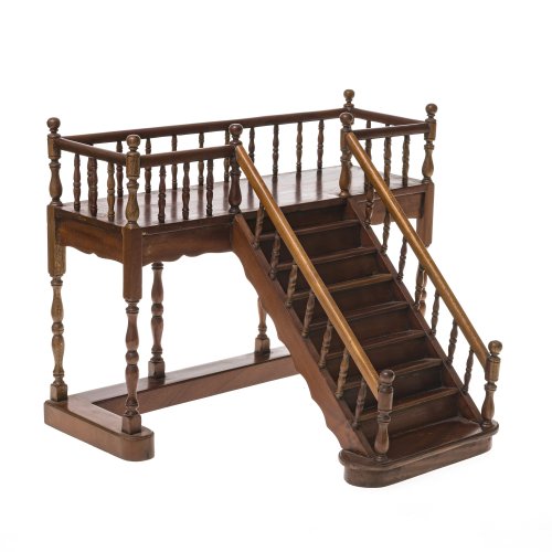 Wohl Frankreich, Anfang 20. Jh. Architektonische Modelltreppe mit Podest aus Holz. 35 x 47 x 38 cm. Minim. Gebrauchsspuren.