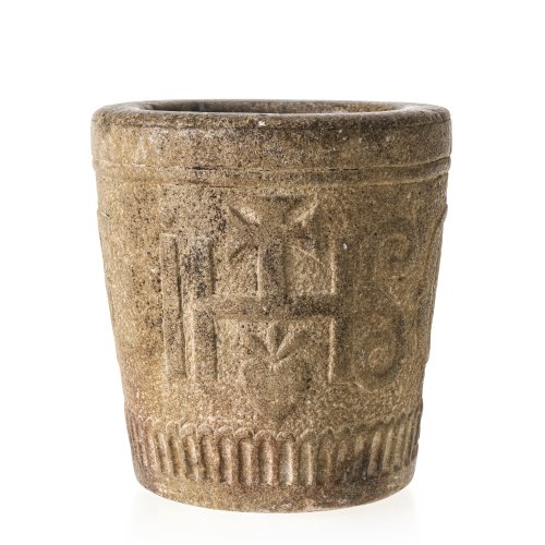 Mörser. 18. Jh. Stein, Gewandung mit IHS-Symbolik. H. 17 cm, ø 11 cm. Gebrauchs- und Alterungsspuren.