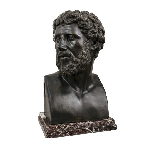 Büste eines Römers. Bronze. H. 48 cm, mit Sockel 53 cm. Rücks. Monogr.: WB und bez.: C. Rauch. Auf Steinsockel montiert.