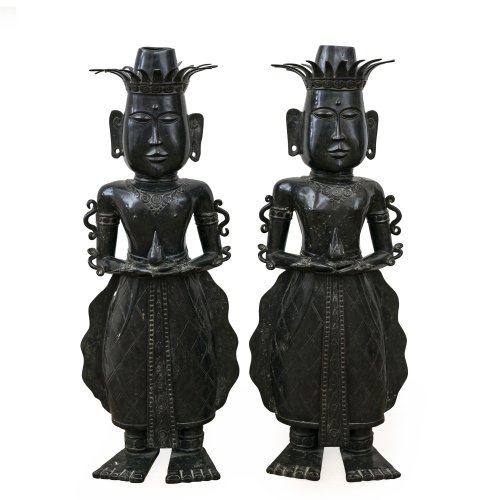 Zwei Hochzeitsfiguren. Sumatra, Metallguss. H. je ca. 67 cm. Zacken fehlt, Gebrauchsspuren.