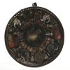 Altbayern, 18. Jh. Wettersegen. Rund. 22,5 cm. Achsensymmetrisch und kreisförmig um zentrales Wachsmedaillon (Lamm Gottes) angeordnete Reliquienpartikel. Medaillons teilw. besch., Alterungsspuren. ø 22,5 cm.
