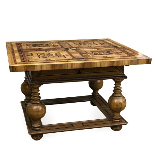 Barocker Spieltisch. Süddt., 18. Jh. Eiche und Nussbaum, reich intarsiert. 76 x 122 x 113,5 cm. Mit Schlüssel. Rep., rest. ergänzt und minim. Risse in Platte.