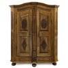 Kleiner zweitüriger Schrank. Franken, um 1820. Nussbaum furniert. 195 x 158 x 49 cm. Rep., rest. und ergänzt.