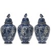 Delft, 18. Jh. Drei Deckelvasen, Manufaktur De Porceleijne Beijl. Unterseitig blaue Beilmarke. H. ca. 43 cm. Besch.