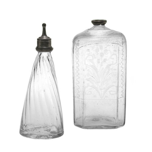 Schnapsflasche und Ludl. Beide ca. 17 cm. Ein Schraubverschluss fehlt.